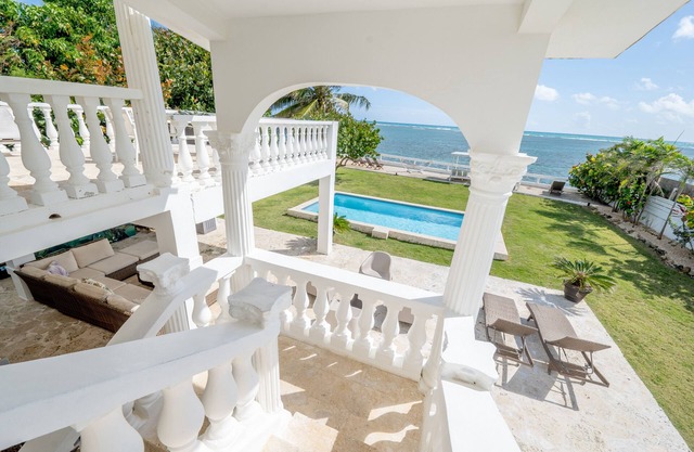 Private Beach Front Home With Beautiful Pool