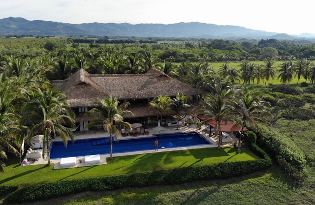 New Luxury Oceanfront Estate im Paradies 25m privatem Pool. Beste Lage