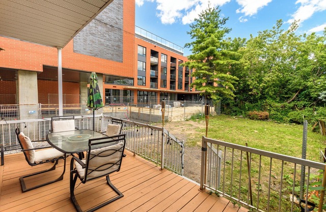 CasaKaïa - Cozy 2 bedroom apartment with Backyard & Parking near Lachine canal