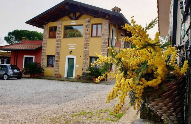 Casale Trigoria, surrounded by greenery, a stone's throw from the city and the sea