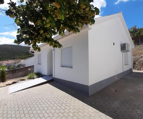 Casas da Escola - "Casa da Professora" - Meãs