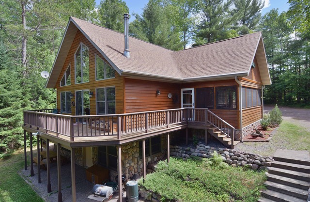 Cascade ist ein geräumiges 3 Schlafzimmer, 2. 5 Bad Haus mit Blick auf Lower Clam Lake