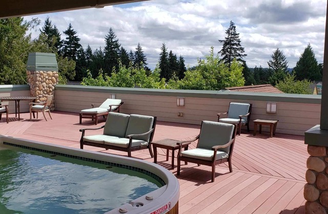 Jacuzzi/Swim Spa/Rooftop Deck/Sauna - Just a 15-minute walk to Ferry Dock