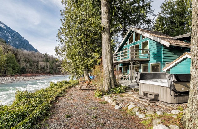 Cascade Jewel - gorgeous, remodeled w/ expansive mountain views, hot tub, master suite