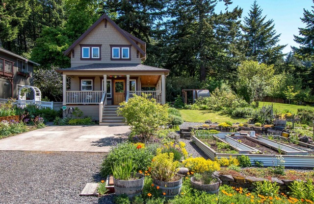 Cascade Locks Downtown Cottage, Sauna, Walk to Downtown, Dry Creek Trailhead