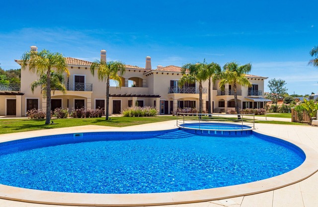Cascata Village Lote A ist ein modernes Stadthaus mit 4 Schlafzimmern in der Nähe von Albufeira