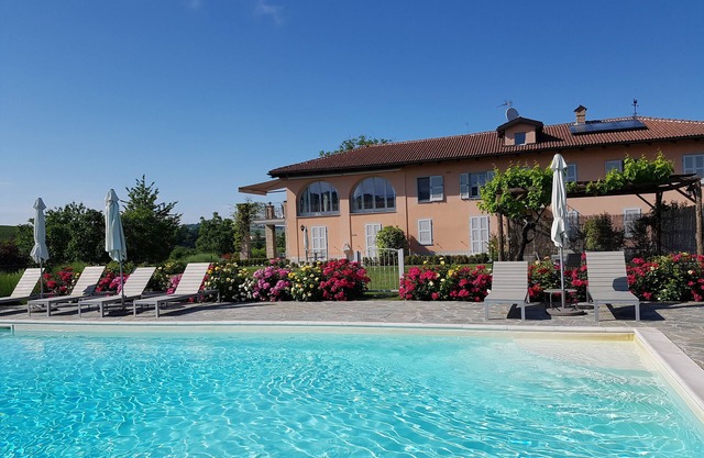 Cascina del Noce - Alba. Spacious apartment with exceptional views and pool