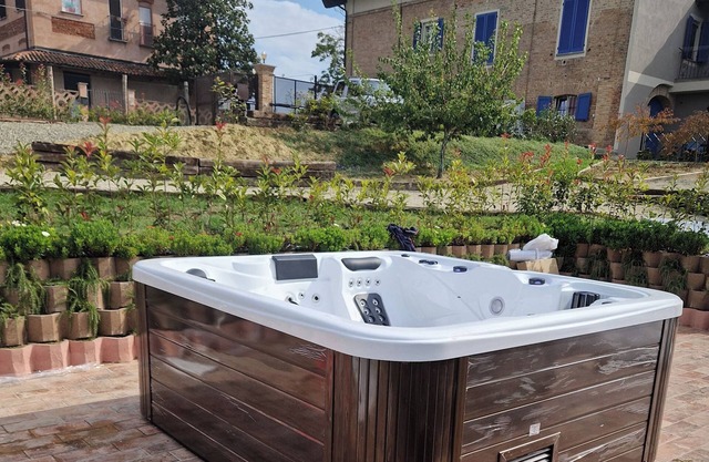 Cascina Flo Relais: villa with Jacuzzi