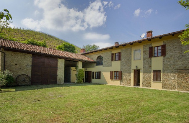 Cascina San Carlo, cozy Piedmontese farmhouse in the heart of the Langhe.
