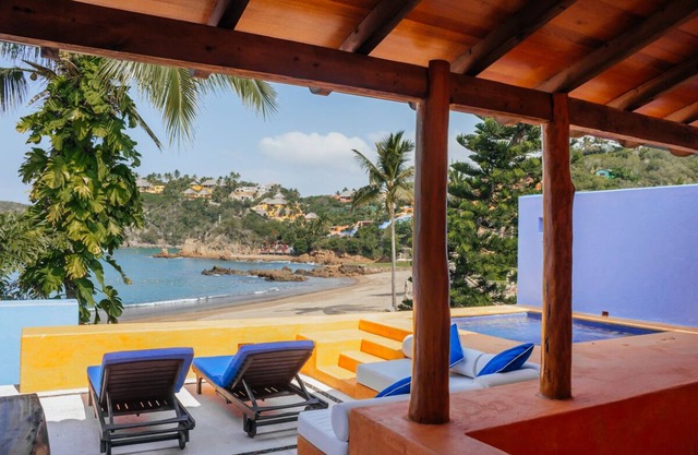 Casita 302 | Beachfront & jacuzzi