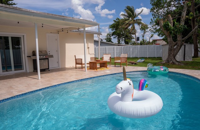 ☀️Casita bonita 🏖 Villa with 4beds/3 bath and HEATED pool 🌴🔥