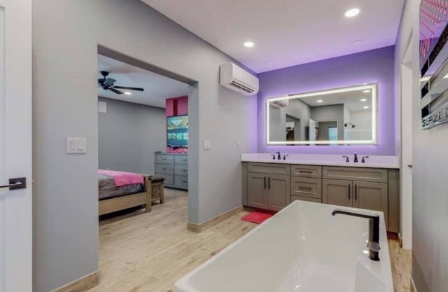 Casita Container w/Hot tub & King Bed