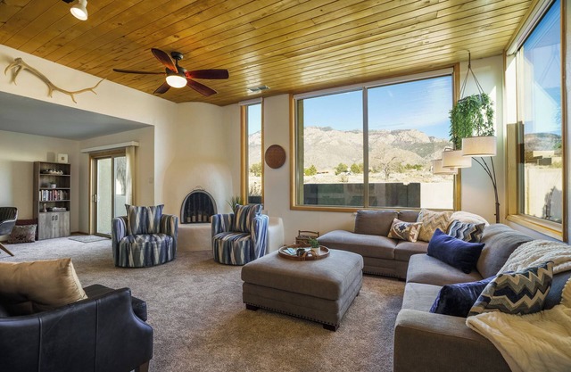 Casita de Montano 2 Bdrm Foothills Charmer with Incredible Sandia Mtn Views