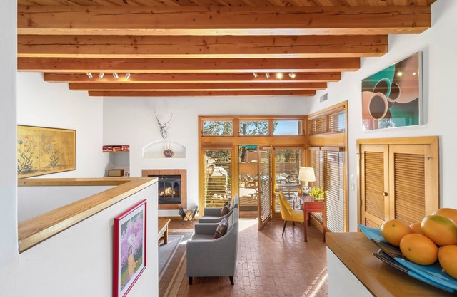 Casita del Mirador - Well-Appointed Home w/Kiva Fireplace, Sunset Views, & Pool
