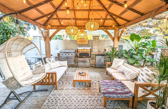 Casita Hosum: Modern WFH Garden Suite w/ Gazebo Outdoor Kitchen & BBQ