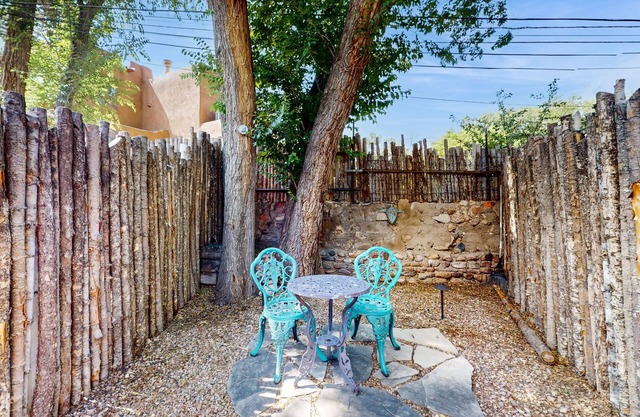 Casita Tesoro: Studio Casita w/ Kitchen & Private Yard - Blocks to Downtown