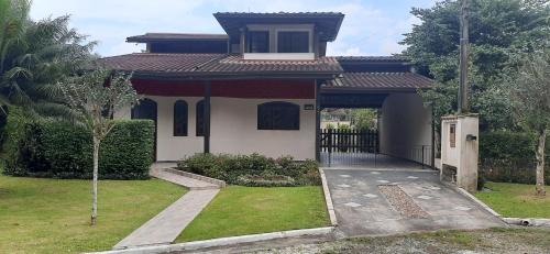 Caso em condomínio com lago, serra, campo e mar