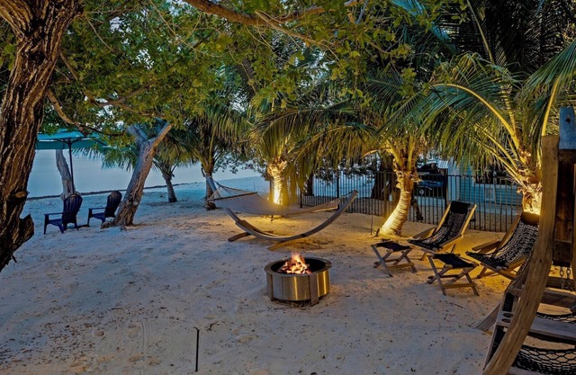 **CASSIE’S PARADISE @ SUGARLOAF SHORES** Waterfront Mansion & Pool + LAST KEY SE