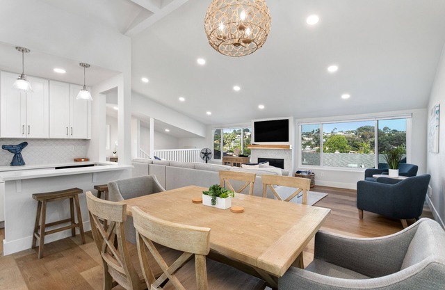 Cast-a-Waves- Vacation in Style near Beach, Pool, Spa, Restaurants