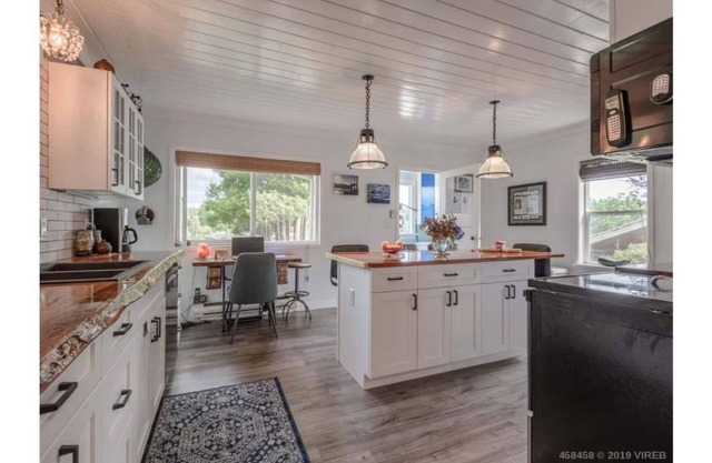 Castaway Cottage - 8 Acre Waterfront Estate w/Dock