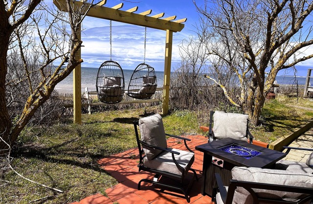 Castaway Cottage on the bay~Dog Friendly Too!
