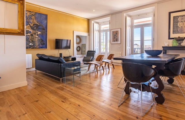 Castelo Design Apt W/ Balcony & View by LovelyStay