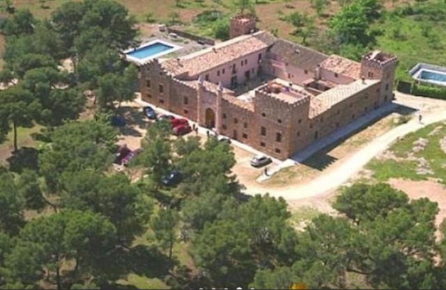 Castillo con piscina en plena Sierra Calderona