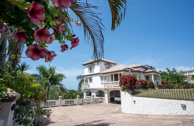 Mansión de estilo mediterráneo de 4 pisos