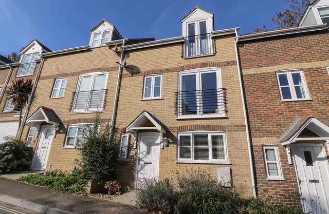 CASTLE COVE VIEW, pet friendly, with a garden in Castle Cove