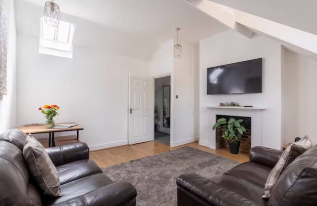 Castle Garden View - Two Steps Away from Central Rochester High Street
