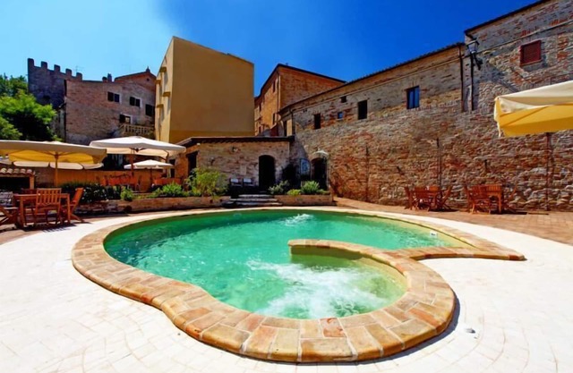 Schloss in der Altstadt mit Meerblick & Pool - Gruppenurlaub Firmenevent