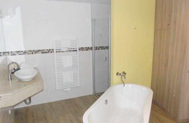 'Burg Klempenow': Apartment für bis zu 3 Gäste (mit Aufbettung) & Haustiere