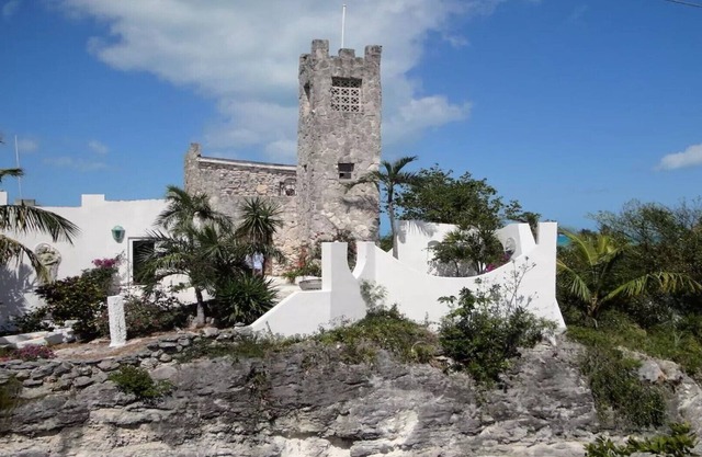 Castle MacMillan-Hughes, ein schönes Haus in Tarpum Bay, Eleuthera