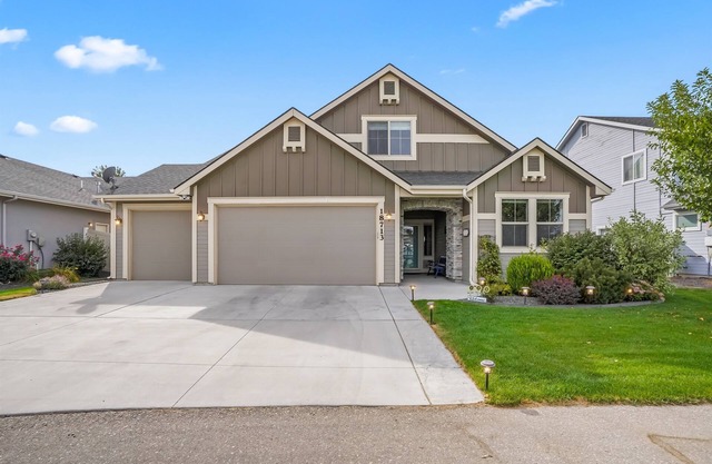 Castle Peak Larger Home|BBQ|Private Backyard|Park!