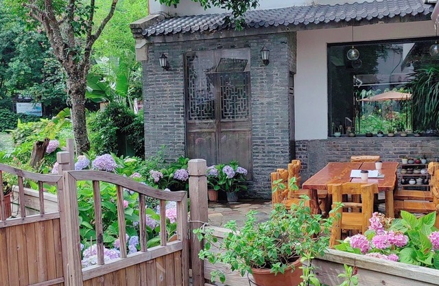 Castle peak yard Inn Guilin