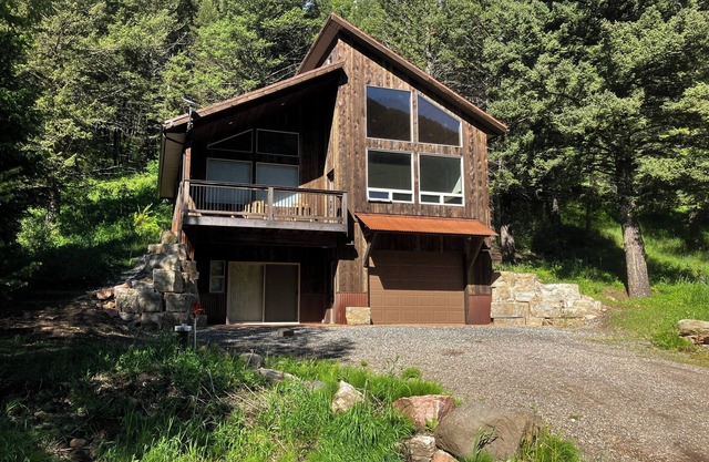 Castle Rock Hideaway halfway between Bozeman and Big Sky