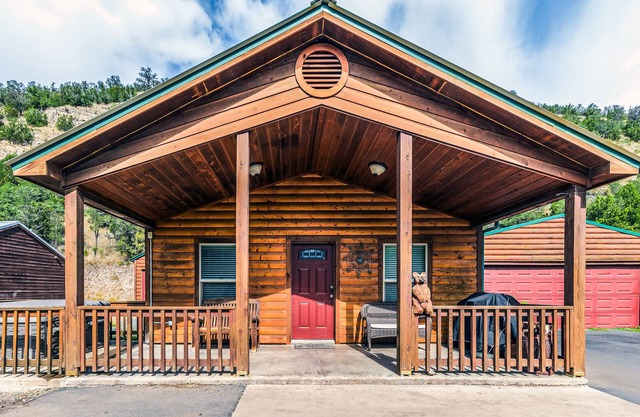 Casual Comforts with hot tub and Pet Friendly!