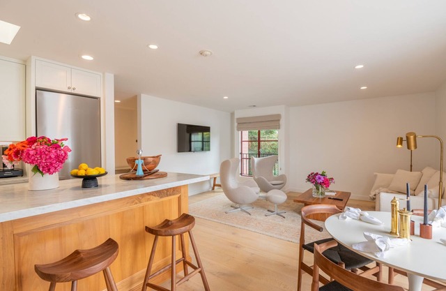 CASUAL ELEGANT PENTHOUSE VACATION APARTMENT IN THE VILLAGE OF CARMEL-BY-THE-SEA