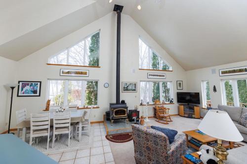 Cat Nap Acres by Simple Life Rentals