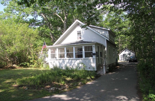 Catbird Cottage -- Updated Cozy Gem, 2 miles to Acadia National Park, short walk to the bay