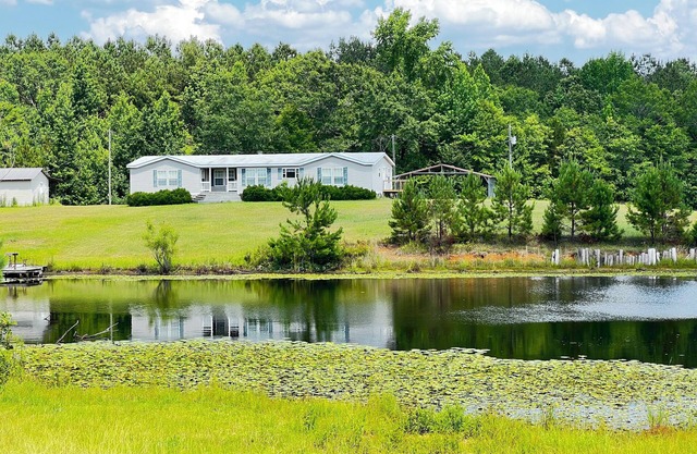 Catch and Relax! Private Family friendly house w/ 5 acre fishing pond.
