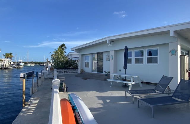 Catch n' Relax Canalfront Home 2/2 with 50’ Dock in Marathon Free Parking!