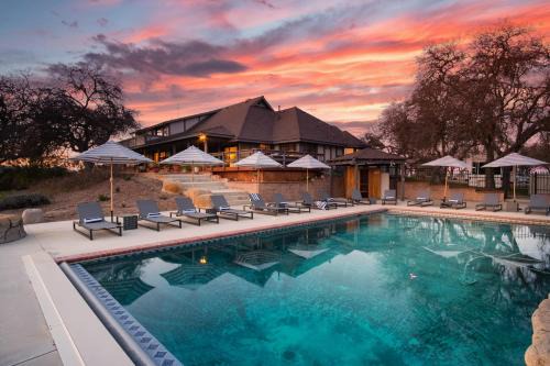 Cathedral by AvantStay Charming Secluded Estate w Sauna Pool Table Views of the Rolling Hills