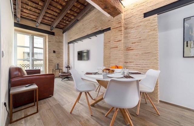 CATHEDRAL LUXURY 2BR, 2BA, BALCONIES, A\C, Wifi