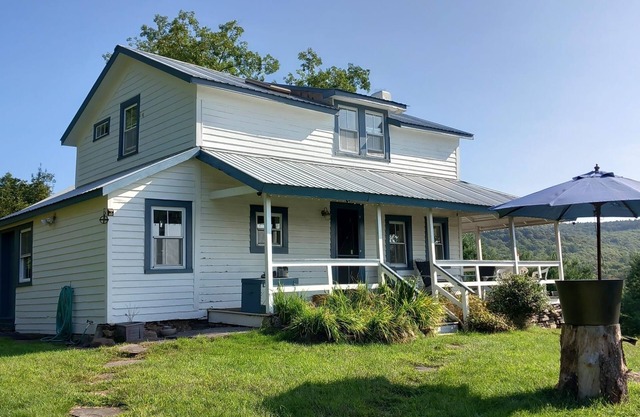 Catskill Farmhouse, mountain views, spring-fed swimming pond with deck, 22 acres