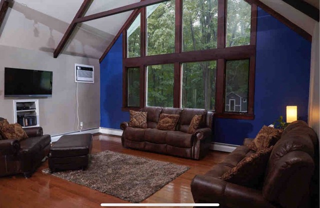 Catskill Hidden Getaway with amazing great room, views, and room for everyone!