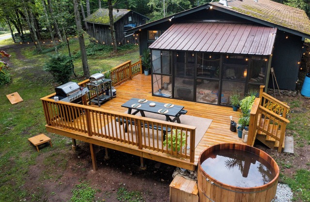 Catskill Retreat: Cozy Cabin with Cedar Hot Tub & Pet-Friendly