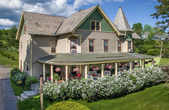 Catskill Victorian Inn with spectacular mouuntain views, fireplace, and hot tub