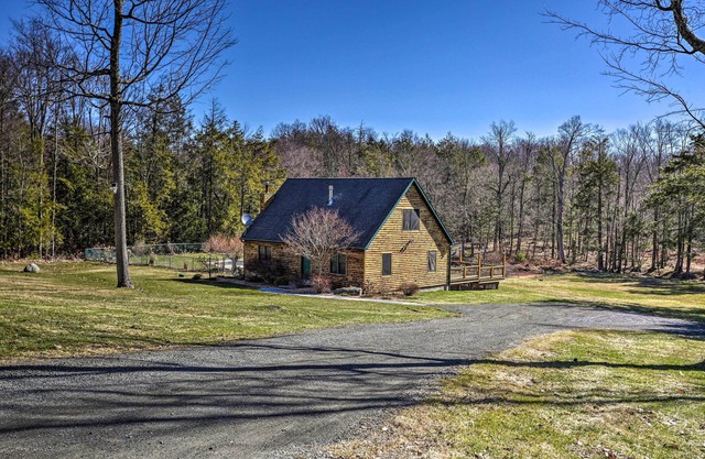 Catskills Cabin Escape with Deck and Fire Pit!