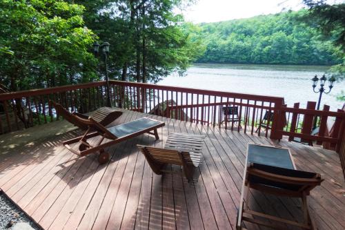 Catskills Lakefront Escape with Hot Tub